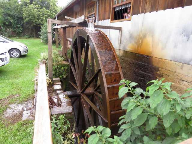 Roda d'água que movimentava a antiga serra