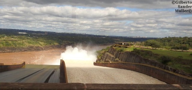 Vertedouro de Itaipu visto do alto da barragem