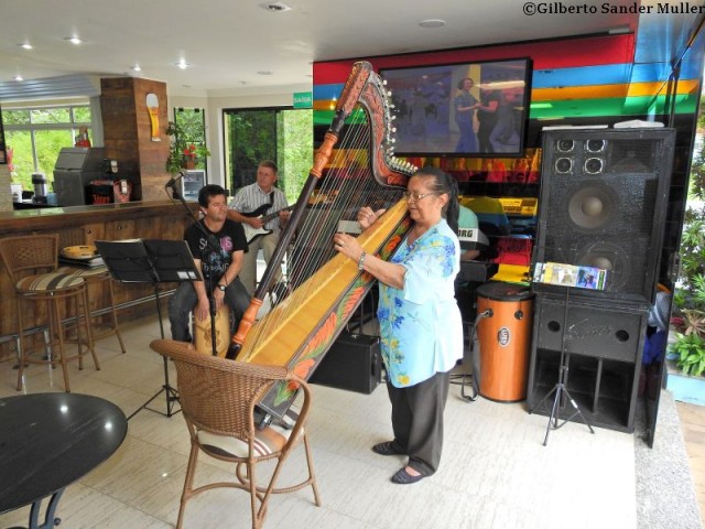 ítulo Florinda toca músicas paraguaias em sua harpa Leg