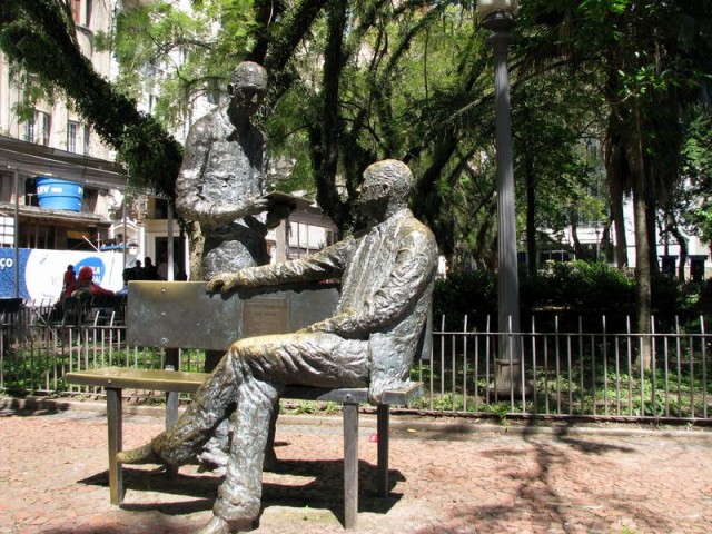 Estátuas de Carlos Drummond e Mário Quintana na Praça da Alfândega