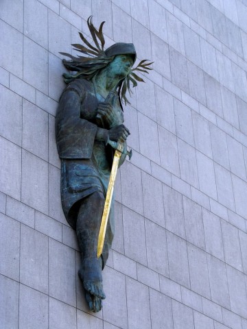 Thêmis, a deusa da justiça, em frente ao prédio do Tribunal de Justiça