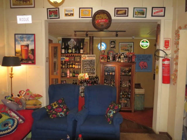 Sala do Empório de Canela, com bebidas e outros produtos à disposição dos clientes 