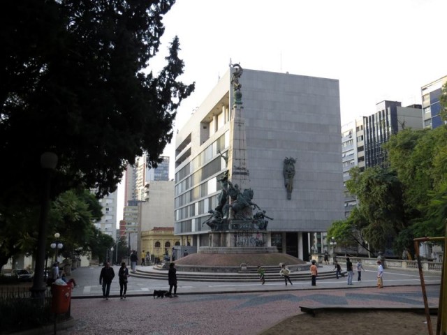 Monumento a Júlio de Castilhos, tendo ao fundo o Tribunal de Justiça