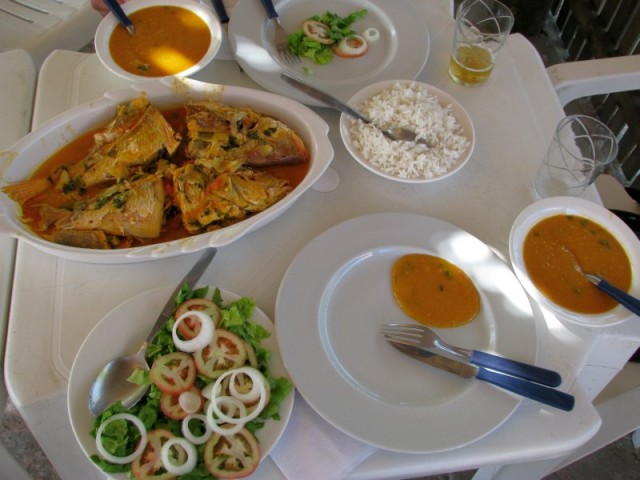 Peixe ensopado com arroz branco e pirão e salada.