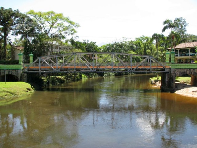 Ponte metálica sobre o rio Nhundiaquara Morretes