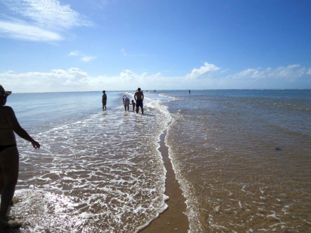 Istmo de areia na Coroa Vermelha, permitindo entrada longa mar adentro