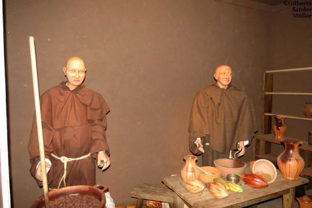 Monges preparam o chocolate