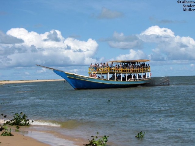 Barcos de operadoras de turismo visitando a foz do rio