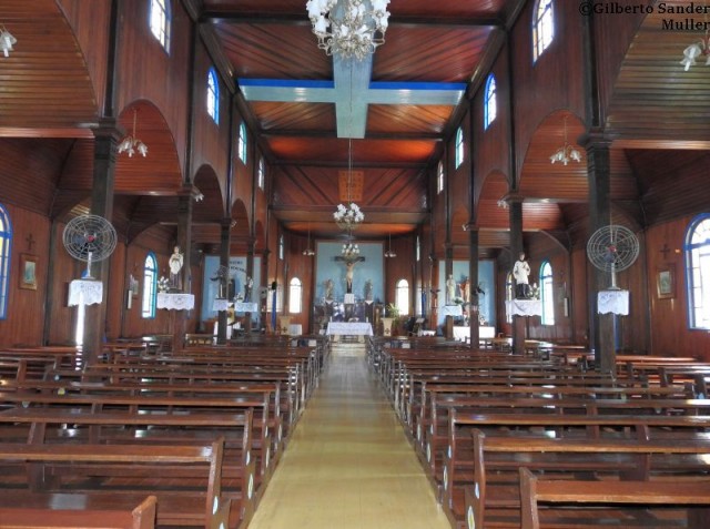 Interior da Igreja de madeira