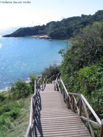 Escadaria para acesso à Praia Azeda