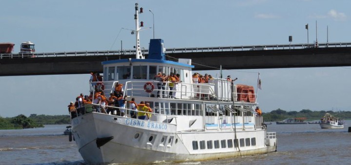 Barco Cisne Branco singra o Rio Guaíba