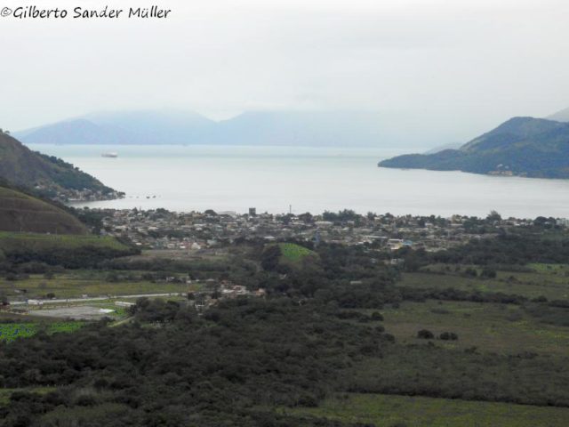 Vista da Baia de Mangaratiba, em dia nublado