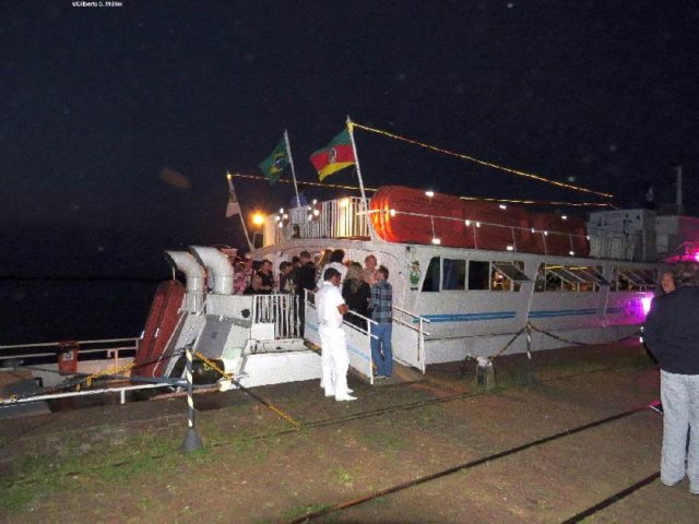 Convidados embarcando no Barco Cisne Branco