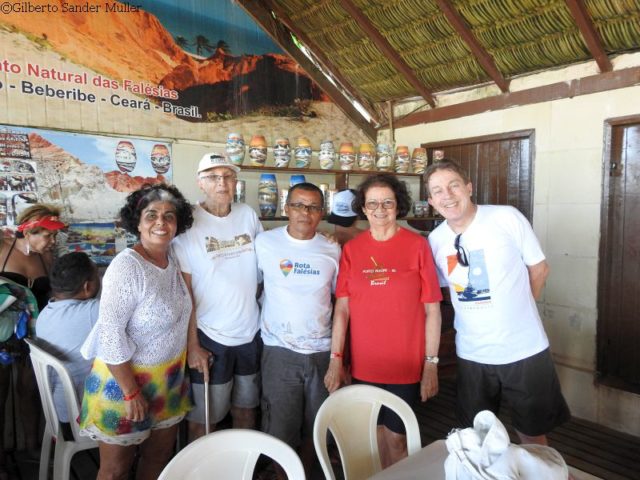 Na Barraca Areias Coloridas, o proprietário Lusiário, ao centro, recebeu as jornalistas Edgony Bezerra e Jurema Josefa, acompanhadas por Fiúza e Gilberto Müller