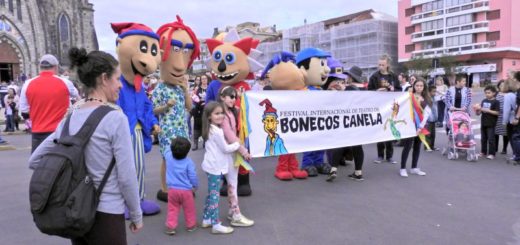 desfile de abertura do 29 festival de bonecos de Canela