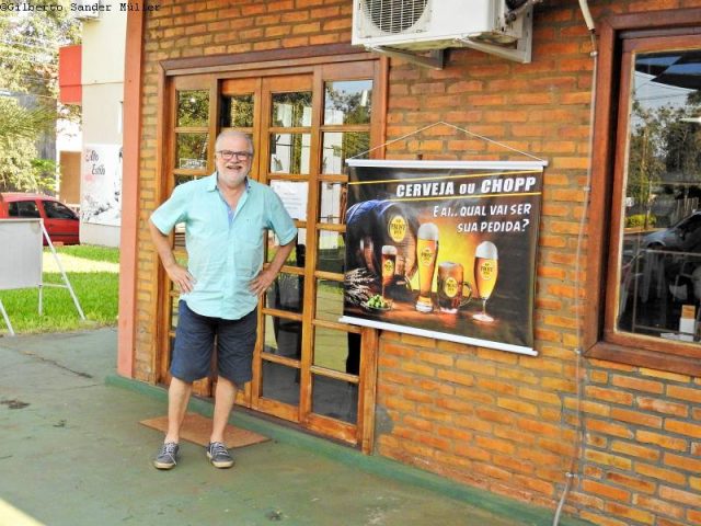 Carlos Augusto em frente ao seu Café do Leitor