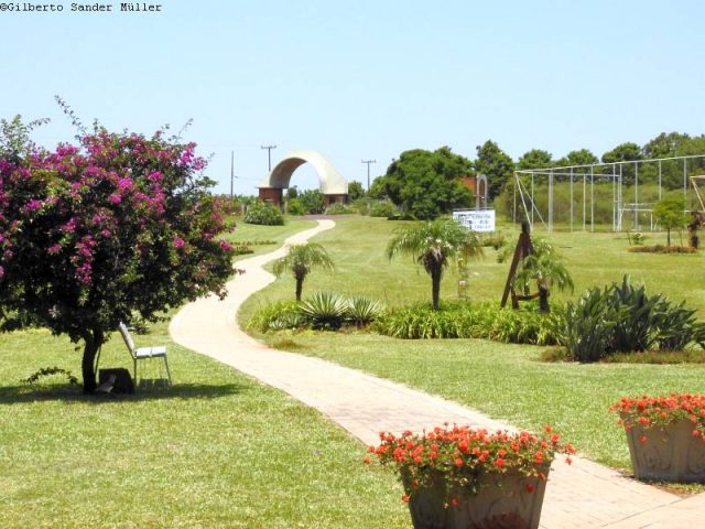 Pórtico de entrada do Tenondé, com jardim e passeio