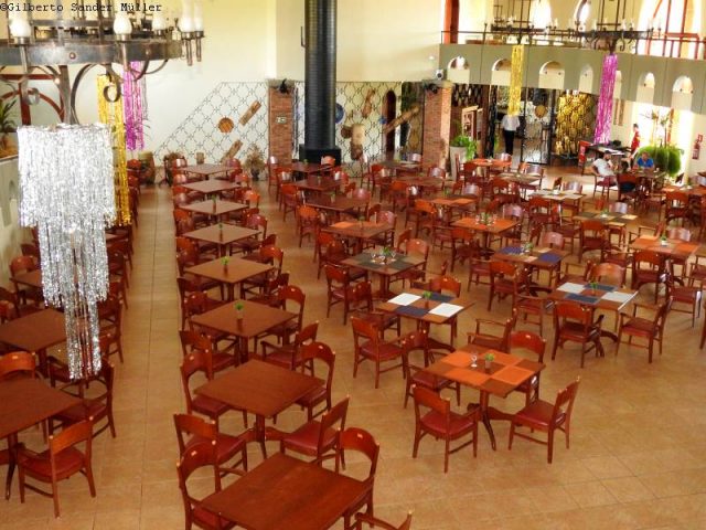 Amplo salão do restaurante do Tenondé
